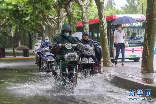 台风“黑格比”影响上海